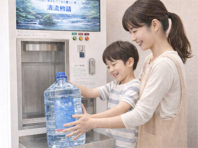 水を汲む